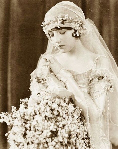 1920's bride. Simply stunning! 1920s Wedding, Vintage Wedding Photos, Antique Wedding, Wedding Gowns Vintage, Foto Vintage, A Wedding Dress, Vintage Bride, Vintage Bridal, Wedding Veils