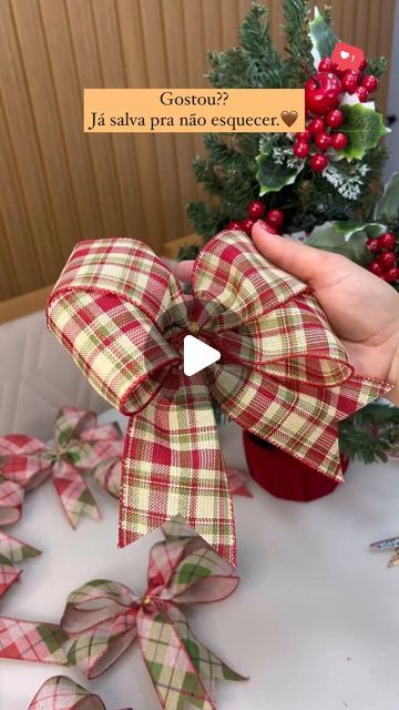 Christmas Bows Diy Tutorials Videos, How To Tie Christmas Bows, How To Make Christmas Bows, Diy Bows For Wreaths, How To Make Bows With Ribbon, Bottle Candles Diy, Diy Christmas Bows, Ribbon Decoration Ideas, Christmas Decor Ribbon