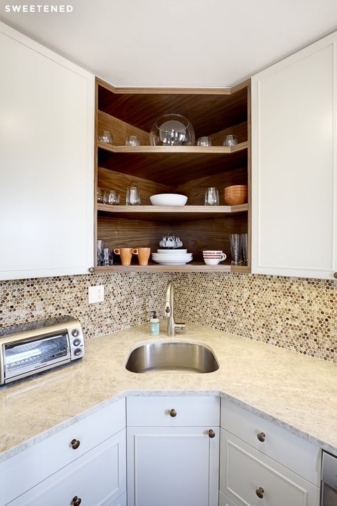 Quartzite countertop Kitchen Sink In Corner, Corner Kitchen Sink Cabinet, Corner Kitchen Sink Ideas, Corner Shelves Kitchen, Kitchen Corner Cupboard, Kitchen Corner Shelves, Corner Kitchen Sink, Brooklyn Kitchen, Corner Sink Kitchen