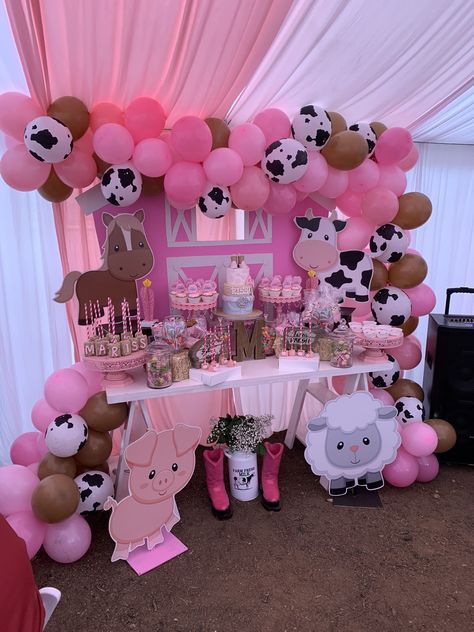 Cow Themed Birthday Party, Rodeo Birthday Parties, Cow Birthday Parties, 2nd Birthday Party For Girl, Deco Ballon, Barnyard Birthday Party, Farm Theme Birthday, Idee Babyshower, Farm Themed Birthday Party