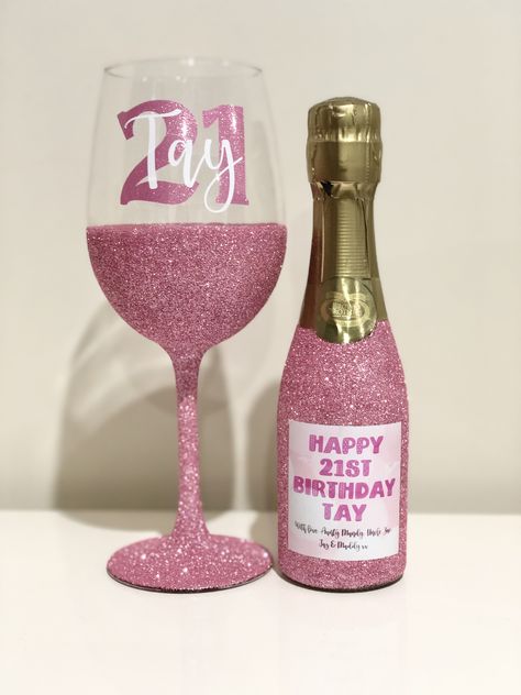 Personalised special burthdat glass with personalised wine nottle - all glittered of course Glitter Champagne Bottle Diy, Customised Wine Bottles, Diy Drink Gifts, 21st Birthday Glass, 21st Birthday Diy, 21 Birthday Wine Glass, Basketball Theme Birthday, Bedazzled Bottle, Glass Crafts Diy