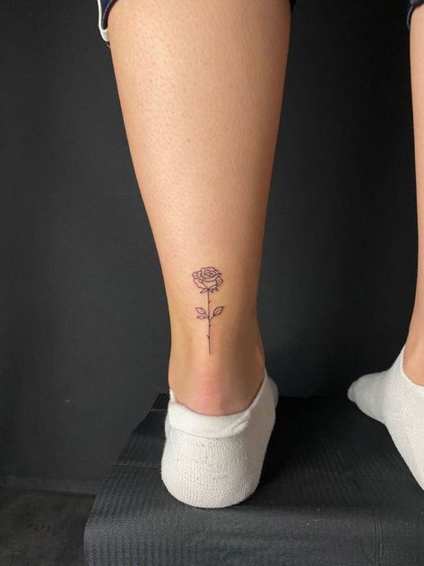 Small Rose Tattoo Ankle, Chic Tattoos For Women, Behind Ankle Tattoo, Rose Tattoo Ankle, Small Rose Tattoo On Wrist, Rose Ankle Tattoo, Tattoos To Honor Mom, Rose Tattoo Leg, Rose Tattoo On Ankle