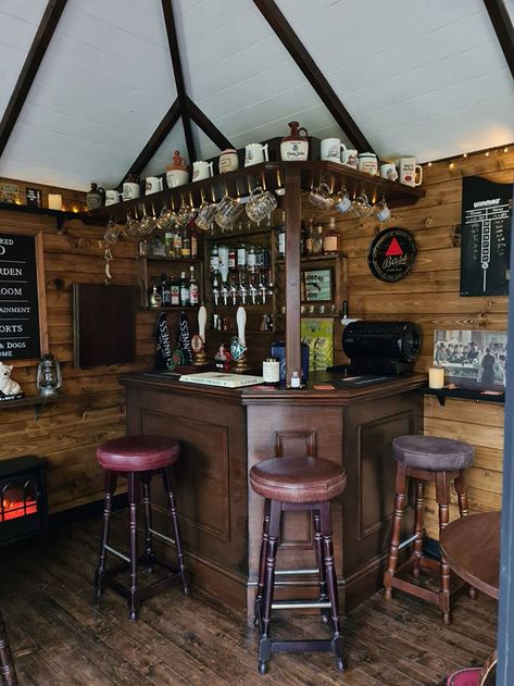 This Couple Builds A Mini Pub In A Garden, Stuns People With Its Handmade Interior Backyard Pub Shed, Small Man Cave Ideas, Backyard Pub, Garden Bar Shed, Small Man Cave, Home Bar Plans, Pub Interior, Bar Shed, Bourbon Bar