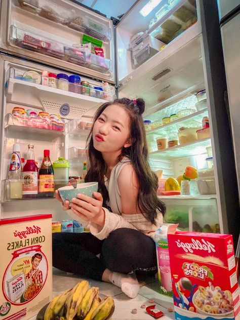 #photoshootideas #homephotoshoot #refrigeratorchallenge #breakfast Open Fridge Photography, Fridge Photography, Shooting Pose, Shooting Ideas, Home Photo Shoots, Best Photo Poses, Photoshoot Ideas, Photo Poses, Refrigerator