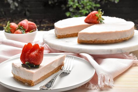 Strawberries and cream are a match made in heaven. This easy No-bake Strawberry cheesecake recipe combines these two classic ingredients with mascarpone, cream cheese and a buttery biscuit base. I can guarantee that this cheesecake is not only delicious, but the best cheesecake you have ever tasted. Cheescake Recipe, The Best Cheesecake, Strawberry Cheesecake Recipe, Italian Recipes Dessert, Mascarpone Cream, Best Cheesecake, Buttery Biscuits, Baked Strawberries, Best Cake Recipes