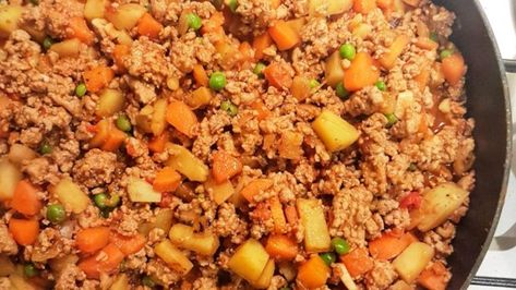 Filipino comfort food doesn't get better than this beef giniling (afritada) recipe, full of vegetables, raisins, and ground meat. Afritada Beef, Ground Beef Filipino Recipe, Beef Afritada, Beef Giniling Recipe, Pork Giniling Recipe, Beef Recipe Filipino, Giniling Recipe, Food Filipino, Spaghetti With Ground Beef