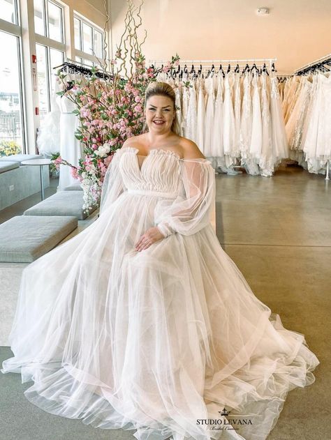 Balloon Sleeve Wedding Dress, Princess Plus Size, Studio Levana, Dark Wedding Theme, Soft Pink Wedding, Curvy Wedding, Plus Wedding Dresses, Tulle Wedding Gown, Plus Size Wedding Gowns