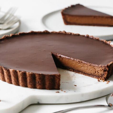 Chocolate Custard Filling, Vegan Chocolate Tart, Coconut Crust, Tart Pie, Chocolate Tarts Recipe, Vegan Easter, Chocolate Custard, Desserts Vegan, Chocolate Pie