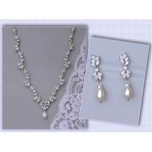 Our white gold necklace and earrings bridal set is full of sparkle and very elegant. Marquise and brilliant cut high quality cubic zircons are set in 18K rhodium for a truly glamorous set to go! Both are light and comfortable to wear and you can customize by your choice of pearl drop. This set is with a bridal discount. Measures: Necklace: L = 16.5" (42 cm) 2" extender chain is available-see drop menu. Earrings: Length : approx 1.25" (3.2 cm) Highest quality cubic zircons set in tarnish resistan White Gold Wedding Set, Gold Wedding Set, Rose Gold Bridal Earrings, Pearl Drop Earrings Gold, Pearl Necklace Vintage, Bridal Jewelry Set, Gold Bridal Earrings, Rose Gold Bridal, Jewelry Bridal