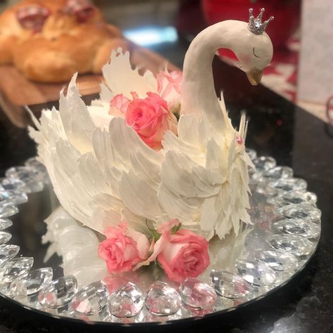 Swan Cake Tutorial, Swan Cake Ideas, Swan Cakes, Choc Drip Cake, Money Birthday Cake, Swan Cake, Rodjendanske Torte, Modern Birthday Cakes, Fancy Wedding Cakes