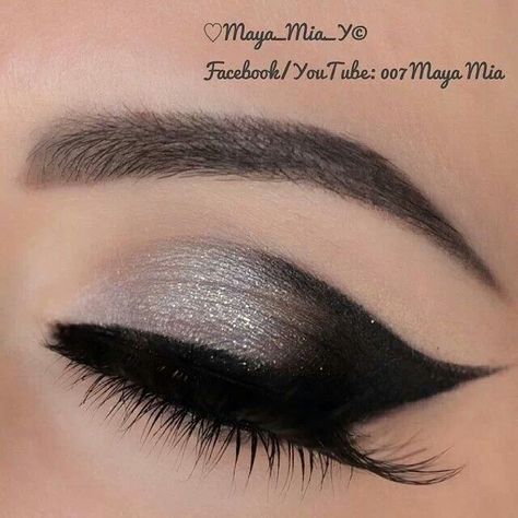 Smoky cat eye Makeup Cantik, Smokey Eye Easy, Black Eye Makeup, Shiny Eyes, Applying Eye Makeup, Smokey Eyeshadow, Smokey Eye Makeup Tutorial, Makijaż Smokey Eye, How To Apply Eyeliner