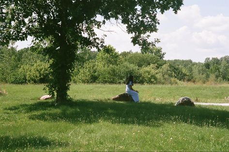 Spring Film Aesthetic, Spring Movies Aesthetic, Cinematic Field Photography, Dreamy Film Aesthetic, Field Cinematography, Cinematic Photography Landscapes, Green Film Aesthetic, Grassy Field Aesthetic, Dreamy Photography Nature