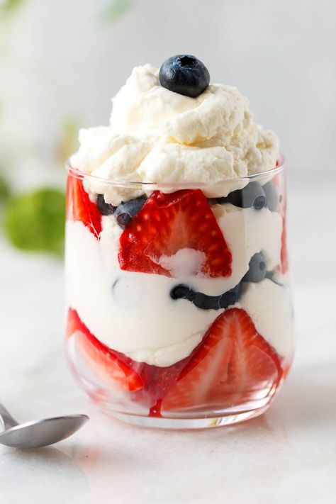 Cream Cheese Mousse and Berries - A super simple cream cheese mousse in under 5 minutes to satisfy your sweet tooth the healthy way! Low carb and keto friendly Cream Cheese Mousse, Dolce Poche Calorie, Dessert Holiday, Cheese Mousse, July Desserts, Desserts Keto, Postre Keto, Keto Cream, 4th Of July Desserts