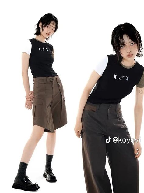 Taken from user Koyovi on TikTok Two People Poses Standing, 20s Japanese Fashion, Brandy Melville Oversized Shirt, Acubi 2000, Japanese Fashion Photography, Modeling Poses Standing, Japanese Reference Photos, 2000s Style In Japan, Nonchalant Poses