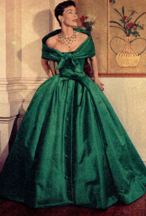 1950s Dreamy Dior Gown in Green Satin This fabulous off-shoulder gown in green satin is from Dior's "Y" line - the stem of the Y branches into width from a high waistline and (inverted) broadens out from waist to hem. Couture Dior, Istoria Modei, Dior Gown, 1950 Fashion, Fifties Fashion, Fashion 1950s, Vintage Gowns, Vintage Couture, Old Fashion