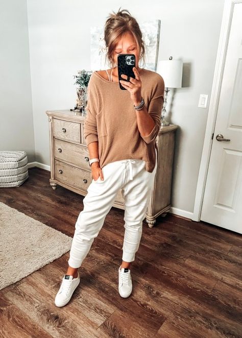 White Joggers Outfit Winter, Twill Joggers Woman Outfit, Comfy Joggers Outfits, Joggers Outfit Women Winter, Cute Jogger Outfits Winter, Joggers Outfit Fall, White Joggers Outfit, Joggers Outfit Women, Comfy Spring Outfits