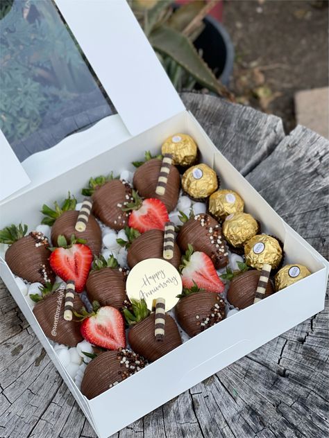 Chocolate Covered Strawberries For Men Birthday, Men Chocolate Covered Strawberries, Thank You Strawberries, Happy Anniversary Chocolate Strawberries, Anniversary Treat Box Ideas, Happy Anniversary Strawberries, Chocolate Strawberries For Him, Chocolate Strawberry Box Ideas, Happy Birthday Strawberries For Him