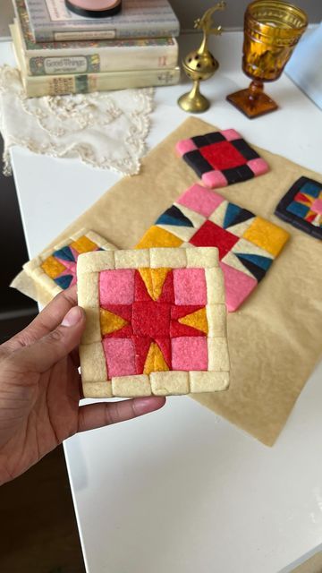 Lauren Dozier on Instagram: "This Appalachian girlie never learned to quilt, but I did teach myself to make quilted sugar cookies inspired by one of the loveliest art forms. I tried a different, easier technique for these and I’m so pleased with how they turned out. 🧶 #cottagecore #craftingideas #christmascookies #bakersofinstagram #appalachianmountains #baking" Quilt Cookies, Cute Desserts, Cookie Designs, Let Them Eat Cake, Pretty Food, Sweet Snacks, Christmas Baking, Diy Food, Cute Food