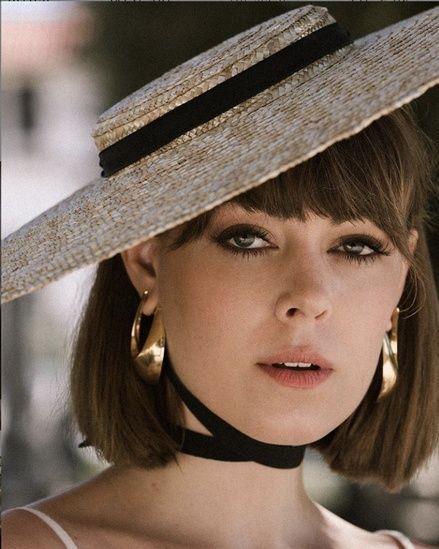 Barely There Makeup, Jenny Cipoletti, Side Bangs Hairstyles, Medium Layered Hair, Fancy Hats, Romantic Look, Romantic Dress, Beautiful Hats, Fotografi Potret