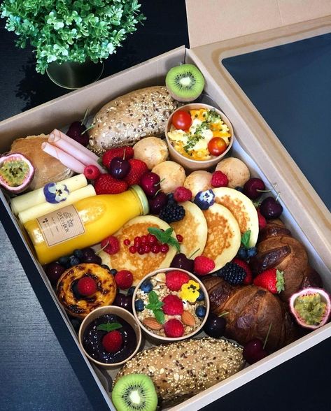 Brunch Box Ideas, Brunch Box Breakfast, Breakfast Box Ideas, Breakfast Boxes, Mom Brunch, Breakfast Gift Basket, Picnic Date Food, Breakfast Catering, Breakfast Basket