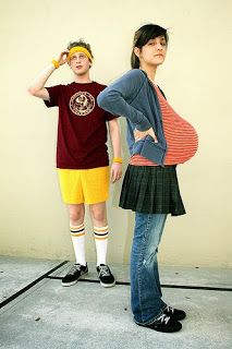 funny halloween costumes couples costume ideas pregnant costume ideas Juno Juno Halloween Costume Couple, Indie Couples Costumes, Niche Couples Costume, Juno Halloween Costume, Simple Couple Halloween Costumes, Simple Couple Costumes, Juno Costume, Pregnant Cosplay, Clever Couple Costumes