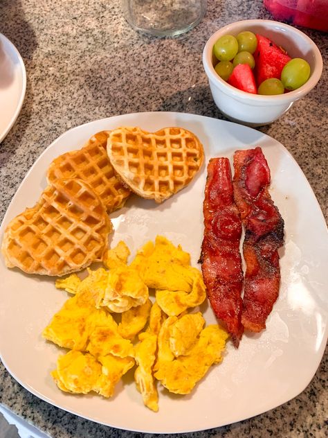 Waffles Eggs And Bacon, Eggs And Waffles, Waffles And Eggs, Scrambled Eggs Bacon, Food Dump, Waffles Breakfast, Comfy Food, Food Reference, Kids Breakfast