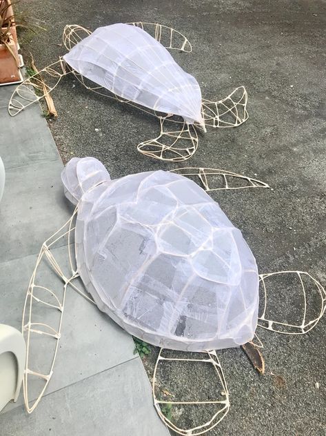 Diy Stingray Decoration, Paper Mache Sea Turtle, Stingray Paper Mache, Paper Lantern Sculpture, Paper Mache Stingray, Paper Mache Ocean Animals, Paper Mache Sea Creatures, Diy Sea Creatures, Cardboard Sea Creatures