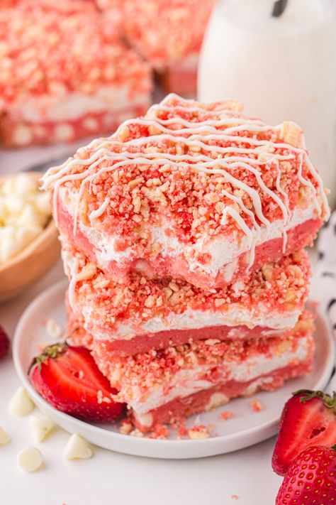 Is your favorite ice-cream-truck treat the strawberry crunch bar? Then treat yourself at home with these Strawberry Crunch Brownies. Strawberry Crunch Brownies, Strawberry Dessert Bars, Copycat Recipes Desserts, Crunch Brownies, Strawberry Brownies, Strawberry Crunch, Crunch Recipe, Strawberry Dessert Recipes, Crunch Bar