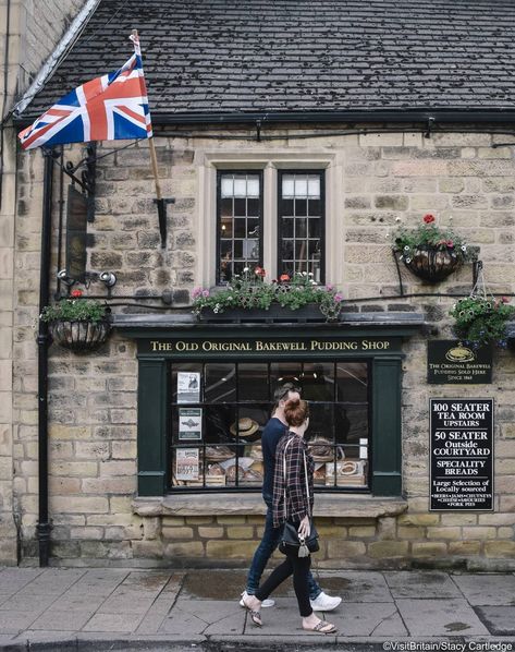 A couple walking outside the Old Original Bakewell Pudding Shop in Bakewell, England. Bakewell Pudding, British Pudding, Uk Culture, Riverside Walk, Bakewell Tart, Strawberry Tart, Old School House, The Fame, Traditional Market