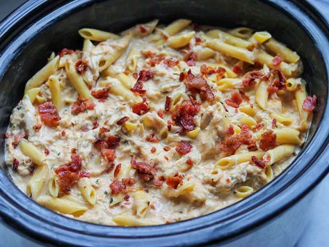 Prepping this chicken and bacon ranch pasta is beyond easy when everything is combined in a slow cooker. Chicken Bacon Ranch Crockpot, Chicken Bacon Pasta, Chicken Ranch Pasta, Crockpot Pasta, Chicken Bacon Ranch Pasta, Bacon Chicken, Ranch Pasta, Slow Cooker Pasta, Slow Cooker Recipe