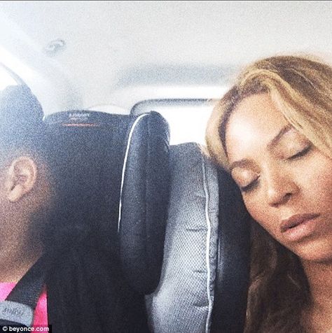 Tired tourists: Bey and Blue have a snooze on a car ride in this photo... Beyonce Blue Ivy, Beyonce Memes, Beyonce Family, Beyonce 2013, King B, Beyonce Pictures, Queen Bee Beyonce, Beyonce Style, Mrs Carter