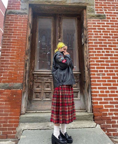 Plaid Long Skirt Outfit, Kilt Outfits Women, Plaid Skirt Aesthetic, Long Plaid Skirt Outfit, Long Tartan Skirt, Tartan Skirt Outfit, Skirt Outfits Aesthetic, Long Plaid Skirt, Plaid Skirt Outfit