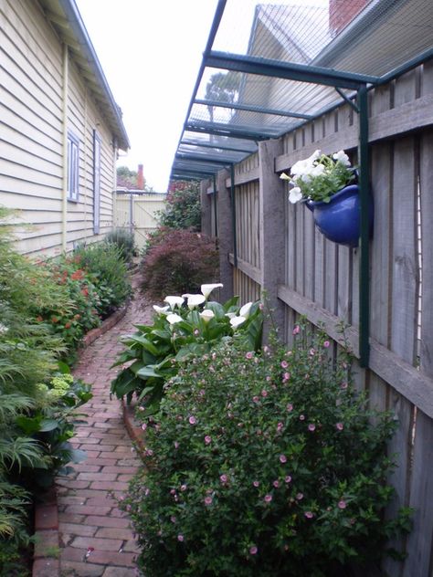 Custom cat proofing added to top of fence to keep her cats safe in her back yard! Love this! by Alana Strang Kat Diy, Cat Fence, Cat Patio, Outdoor Cat Enclosure, Cat Proofing, Cat Run, Cat Enclosure, Cat Garden, Dog Fence