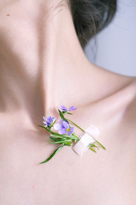 Self Portrait Flowers, Flower In Mouth, Female Body Photography, Woman Neck, Blue Pansy, Pansy Flowers, White Textile, Flower Photoshoot, Arrangement Floral