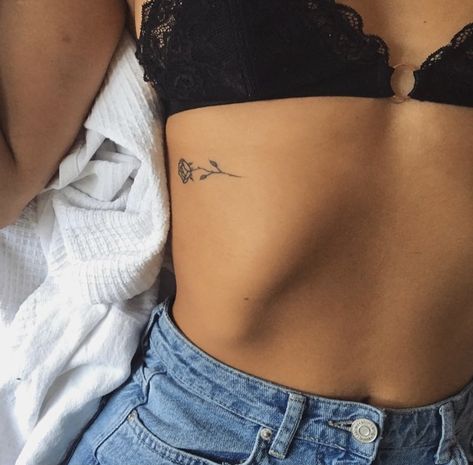 Minimal Knee Tattoo, Dainty Feminine Tattoos Classy, Rob Tattoo Women, Tattoo Hips Women, Intimate Tattoos For Women, Rib Cage Tattoos For Women, Herz Tattoo Klein, Small Rib Tattoos, Modele Fitness