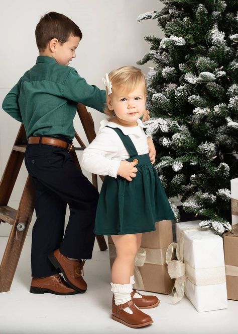 Toddler Sibling Christmas Pictures, Toddler Girls Christmas Outfits, Infant Christmas Outfit Girl, Santa Photos Outfit, Christmas Outfit Kids, Toddler Christmas Pictures, Outfit Navidad, Toddler Girl Christmas Outfits, Christmas Pictures Kids