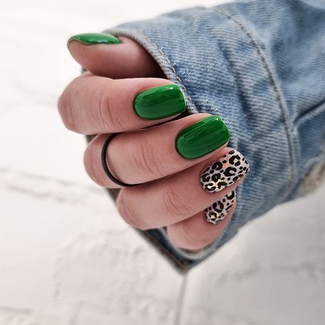 I'm on Instagram as @era.nagu.dizainas! https://www.instagram.com/era.nagu.dizainas Green Cheetah Nails, Green Leopard Nails, Nails With Gold, Cheetah Nails, Leopard Nails, Feeling Pretty, Gold Nails, Winter Nails, Makeup Nails