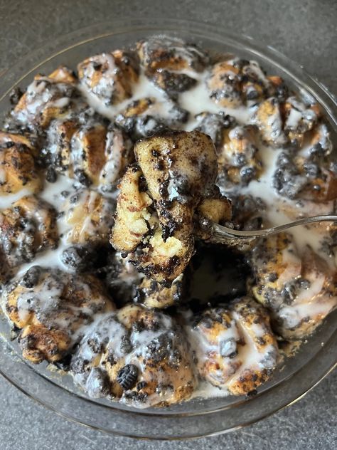 Oreo Cinnamon Rolls Pillsbury, Cinnamon Rolls Oreo, Oreo Cinnamon Rolls Recipes, Oreo Stuffed Cinnamon Rolls, Oreo Cinnamon Rolls, Cinnamon Bites, Cinnamon Roll Monkey Bread, Vegetarian Cookies, Cinnamon Roll Bake