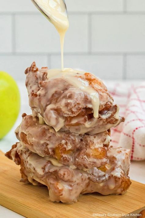 Apple Sweets, Apple Fritters Recipe, Country Autumn, Apple Cobbler Recipe, Dessert Breads, Fruit Ideas, Apple Treat, Apple Glaze, Fritters Recipe