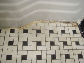 Vintage Black And White Bathroom, Vintage Tile Bathroom, Yellow Bathroom Tiles, Yellow Bathroom Walls, Black Tile Bathrooms, Black And White Tiles Bathroom, Vintage Bathroom Tile, Mini Bad, Bathroom Improvements