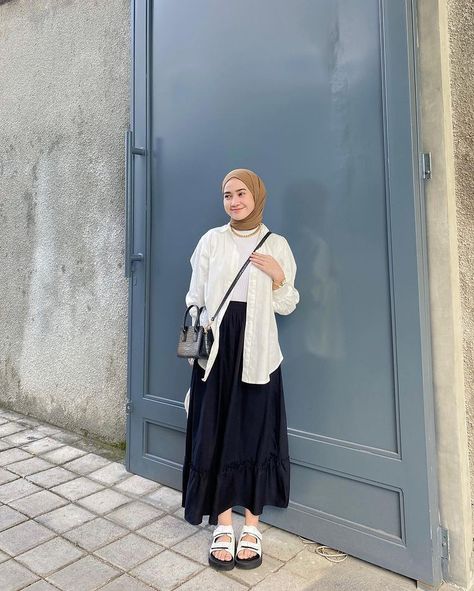 Casual Outfit Korean, Blouse Outfit Hijab, Hijab Casual Outfit, Blouse Brokat, Hijab Blouse, Elegant Hijab, Outfit Ngampus, Modern Blouse, Outfit Hijab Casual