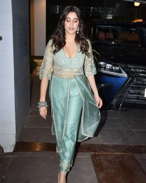 Chunky Bangles, Organza Kurta, Dori Work, Peach Eyeshadow, Transparent Heels, Loose Hair, Janhvi Kapoor, Kurta Designs Women, Inspirational Celebrities