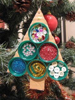 Milk Bottle Top Crafts, Bottle Cap Christmas Tree, Recycled Crafts Kids Preschool, Eyfs Christmas, Brownie Crafts, Eco School, Recycled Christmas Decorations, Christmas Tree Tutorial, Recycled Christmas Tree