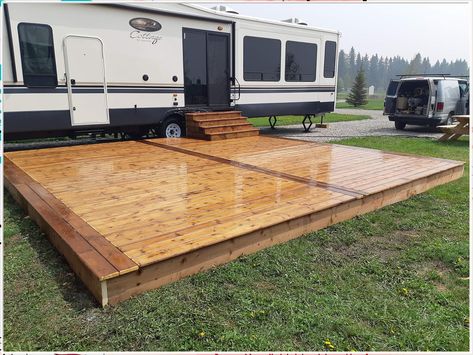 Looking for ideas on setting up an RV campground? Look no further! This article shares tips and tricks on setting up an RV campground that will be enjoyed by both you and your guests. Rv Porches And Decks Diy, Deck Ideas For Campers, Trailer Deck Ideas, Porch For Rv, Camp Site Set Up Ideas, Camp Site Set Up, Rv Decks, Camper Deck, Porch For Camper