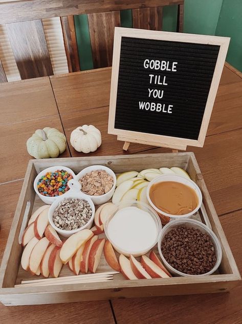 Friendsgiving Food Board Ideas, Friendsgiving Food Board, College Friendsgiving Ideas, Friendsgiving Black Women, Friend Thanksgiving Party, Thanksgiving Brunch Decorations, Friendsgiving Set Up Outside, Friends Giving Game, Friendsgiving Turkey Ideas