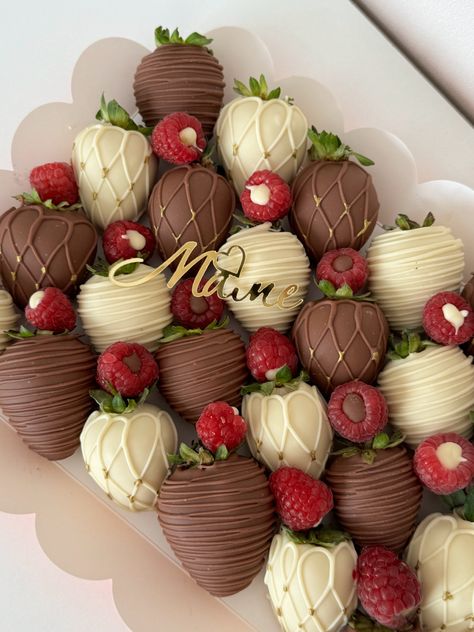 Fancy Chocolate Covered Strawberries, Demure Nails, Fancy Chocolate, Sweet Moon, Cake Pop Decorating, Chocolate Covered Fruit, Iced Sugar Cookies, Chocolate Roses, Chocolate Covered Treats