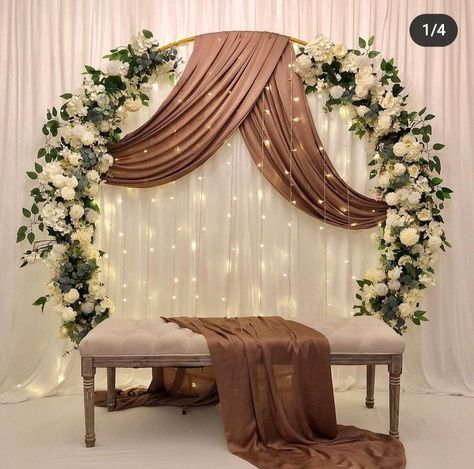 Garden Arches Ideas, Engagement Decorations Indian, Arch Decoration Ideas, Decoration Ideas For Wedding, Nikah Decor, Engagement Stage Decoration, Simple Stage Decorations, Wedding Background Decoration, Minimalist Wedding Decor