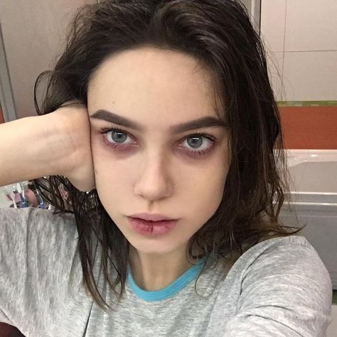 Alissa Salls, Look Grunge, Dark Eye Circles, Alternative Makeup, Dark Circles Under Eyes, Edgy Makeup, Grunge Makeup, Grunge Hair, 인물 사진