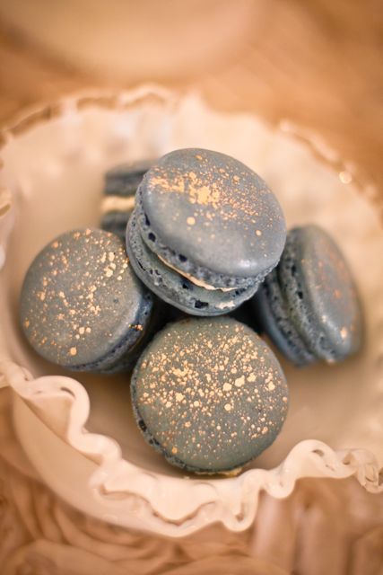 Yum yum ~ New Year's Macarons! Blue macarons with gold dust Can't say I have ever had one, but they look pretty :0) Blue Macarons, Starry Night Wedding, French Macaroons, New Years Eve Weddings, Dusty Blue Weddings, Wedding Desserts, New Year’s Eve, Wedding Food, Pavlova