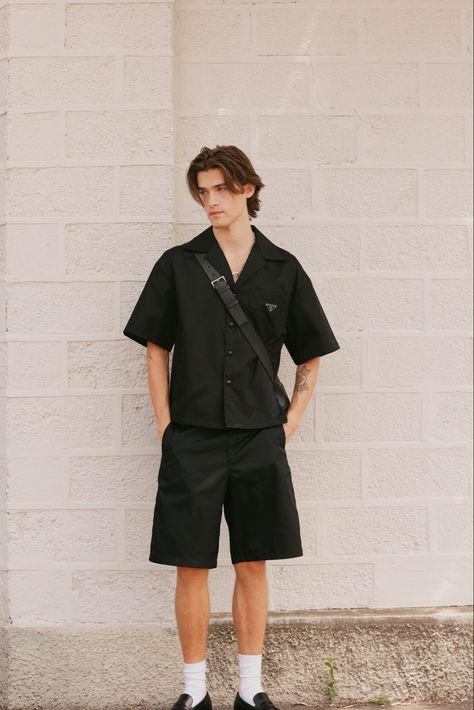 IG: @tetervinas Paris Mens Fashion Summer, Hong Kong Outfit Men, Summer Street Wear Men, Troy Core, Black Jorts Outfit Men, Crop Polo Outfit, Black Shorts Outfit Men, Black Loafers Outfit, Bermuda Shorts Outfit